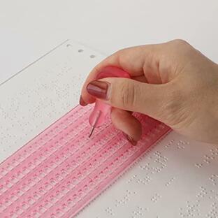 点字器 ピンク 点字用紙 10枚 プラスチック製 視覚障害者 ６行３２マス 点字 小型点字器 練習 初心者 点字器具 ケース付きの画像