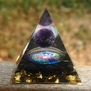 オルゴナイト ピラミッド 6０ｍｍ アメジスト水晶球と黒曜石 ナチュラルクリスタル石  オルゴンエネルギー治癒レイキチャクラ乗数の画像