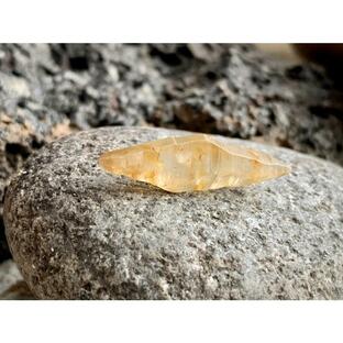 サファイア原石 サファイアクリスタル コランダム サファイアライトイエロー5.27カラットの天然石 スリランカ原産の画像