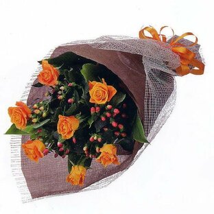 花束-511220（オレンジバラと赤い実の花束）花キューピット商品の画像