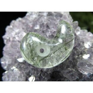希少なガネーシュヒマール産 ガネーシュヒマール産 水晶 勾玉 長さ約15mm 重量約1.7g 神に最も近い場所で採掘される特別な水晶 ギャランの画像