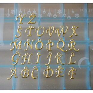 アルファベット チャーム ゴールド イニシャル キーリング キーホルダー ハンドメイド アクセサリー パーツの画像