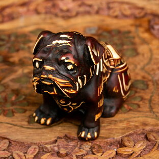手彫り模様の座りパグ像 赤茶 5.5cm / レジン 神様 ヒンドゥー教 置物 犬 ブルドッグ エスニック 動物 吉祥文様 マントラ インドの神様像 アジア 雑貨の画像