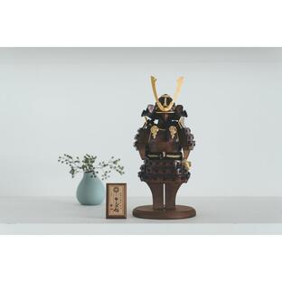 五月人形 兜 コンパクト おしゃれ モダン 木 人気 インテリア 木製 高級 平飾り Armadura タンゴ侍 革鎧 茶 名入れ 木札付き 日本製の画像