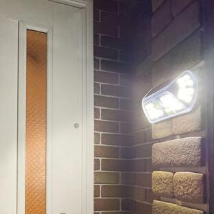 ソーラーライト 防犯 屋外 防水 庭 ガーデンライト LED 充電池 おしゃれ 壁面 貼り付け 玄関 階段 駐車場 ガレージ エントランス オフィス 店舗 人感センサーの画像