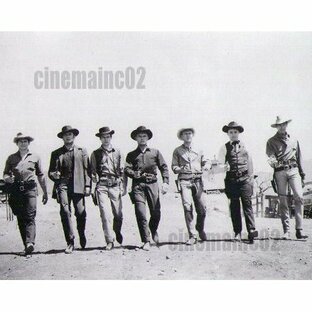 『荒野の七人』銃持ち並んで歩く7人の白黒写真/スティーブ・マックイーン、ユル・ブリンナーの画像